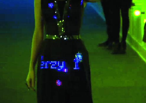 Nicole Scherzingers Twitter-Dress (Bild: cutecircuitcom)