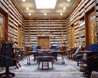 Wird immer mehr zum Museumsstck: Die physische, anfassbare Bibliothek aus totem Baum. (Maros / wiki commons)