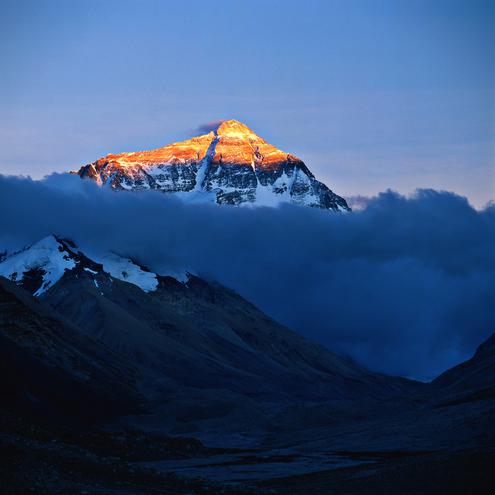 Nur Kennern wird auffallen, dass wir diesen Artikel ber die Alpenlnder mit einem Foto des Himalaya illustriert haben. (Bild: trialsanderrors / wikicommons)