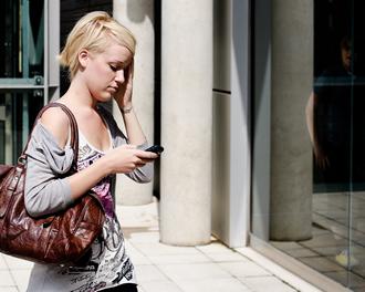 Wer offline kauft, recherchiert oft trotzdem mobil (Andrew Stawarz Flickr CC by-nd)