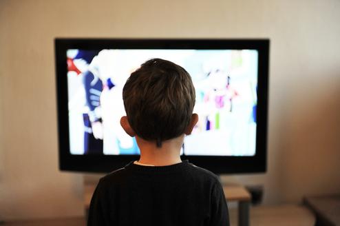 Trotz Online ist der Fernsehkonsum weiter ungebrochen - auch bei Jngeren. (Bild: mojzagrebinfo/Pixabay)