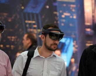 Cebit-Besucher mit Virtual Reality Helmen: Auf der Messe kann man sowas aufsetzen, ohne schrg angeguckt zu werden. (Deutsche Messe AG)