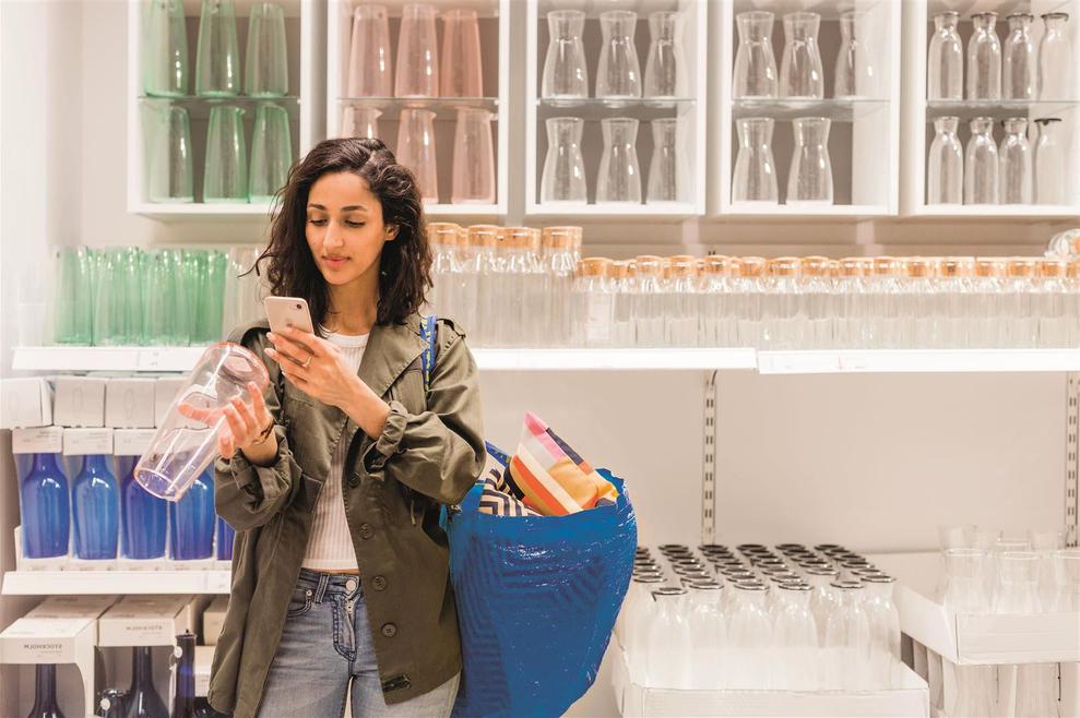 Ikea-KundInnen knnen mit der App-Funktion in der Filiale ihre Lieblingsprodukte gleich einscannen und spter an der Kasse bezahlen - ohne Warteschlange. (Bild: Inter IKEA Systems B.V.)