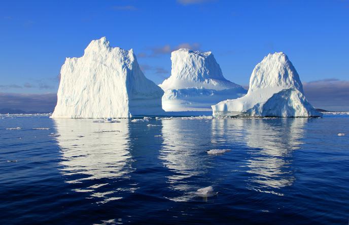 Top-Stimmung auf der Titanic:  Wie eine zutiefst mit sich selbst zufriedene Branche mit Volldampf auf den Konsolidierungs-Eisberg zusteuert (Bild: Lurens/ Pixabay)