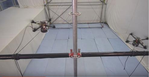 Die Drohnen bauen selbststndig und hochprzise eine begehbare Brcke (Bild: Federico Augugliaro/Youtube)