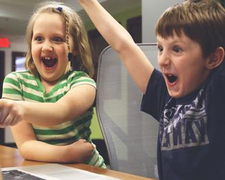 Hanna und Leon finden Computer zwar cool, aber ob sie spter mal in einer Interaktivagentur arbeiten wollen, da sind sie noch unsicher. (Startup Stock Photos)