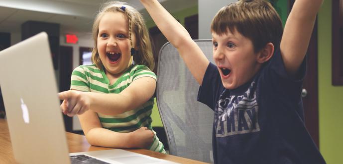 Hanna und Leon finden Computer zwar cool, aber ob sie spter mal in einer Interaktivagentur arbeiten wollen, da sind sie noch unsicher. (Bild: Startup Stock Photos)