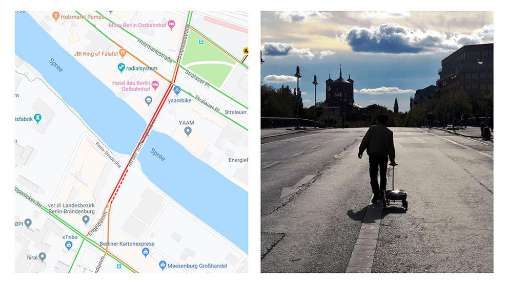 Der Berliner Knstler Simon Weckert zieht einen Handkarren mit 99 Smartphones, um virtuelle Staus in Google Maps zu erzeugen. (Bild: Simon Weckert)