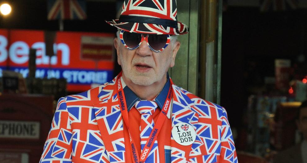 Britischer Humor: Mann im kompletten Union-Jack-Outfit (Bild: gerarddem)
