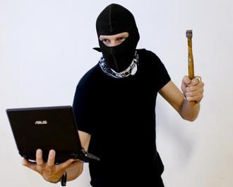 Meistens machen sich Hacker mit Sturmmasken und schwarzer Kleidung unkenntlich (Adam Thomas/devdsp/Creative Commons)