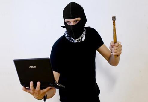 Meistens machen sich Hacker mit Sturmmasken und schwarzer Kleidung unkenntlich (Bild: Adam Thomas/devdsp/Creative Commons)