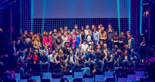 Alle Preistrger des 2018 Digital Award des BVDW auf einem Bild bei der Preisverleihung. (Bild: BVDW)