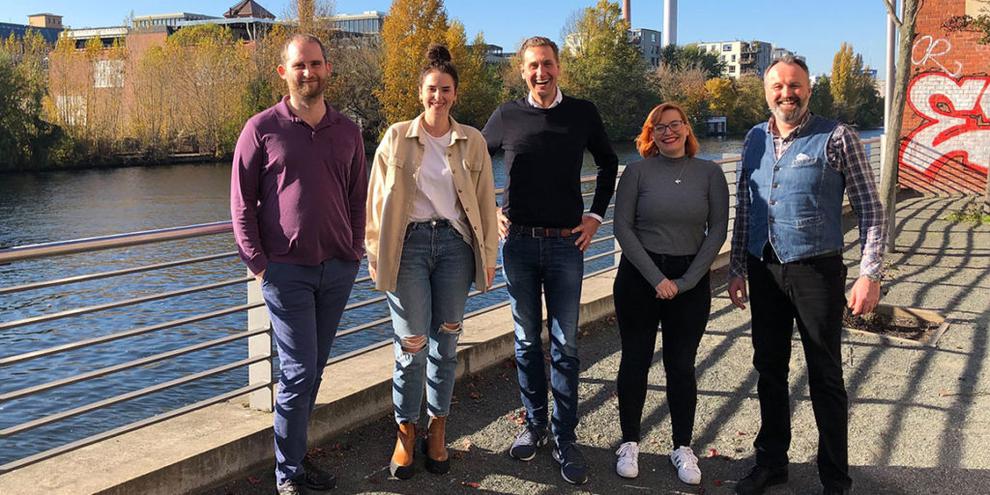Die neue Optilyz-Fhrung (v.l.): Daniel Bartholomae (CTO), Tamara Kiner (Teamlead Operations), Martin Twellmeyer (CEO &#38; Mitgrnder), Katharina Haemer (Teamlead Marketing) und Volker Aderhold (VP Sales). (Bild: Optilyz)