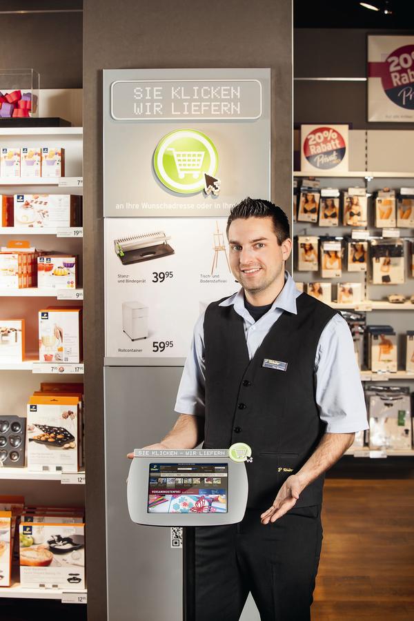 Crosschannel via Tablet: Nicht verfügbare Produkte wollen Kunden direkt im Laden online bestellen. (Bild: Tchibo)