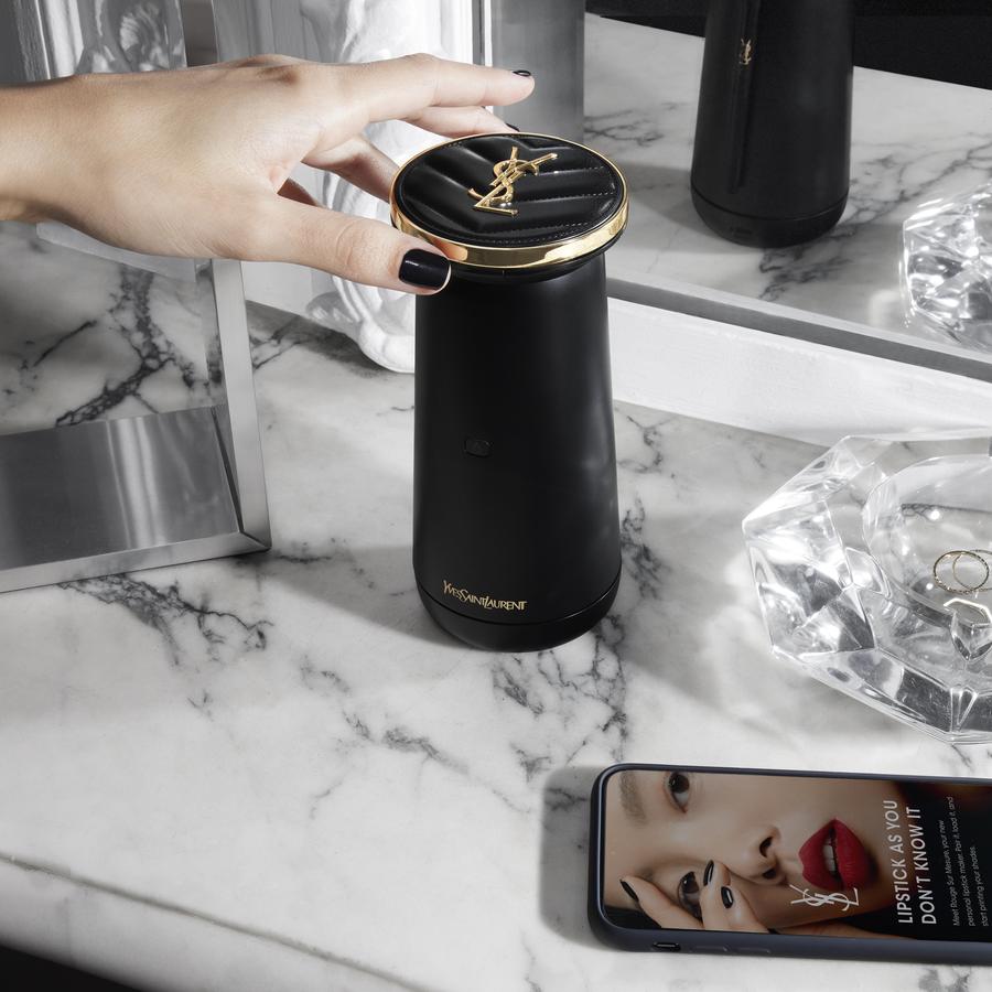 Der Farbdrucker für Frauenlippen soll den Hersteller - wie bei jedem Farbdrucker - über die Nachfüllpatronen reich machen (Bild: YVES SAINT LAURENT BEAUTY)