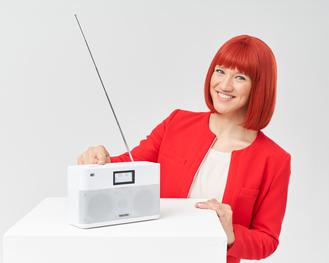 Miss IFA prsentiert ein Digitalradio von JVC Kenwood (IFA)