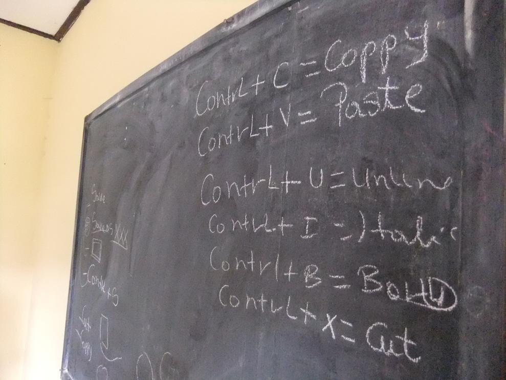 Tafelanschrift in dem IT-Telezentrum in Byangabo: IT-Lehrerausbildung muss bei den Basics beginnen (Bild: Joachim Graf)