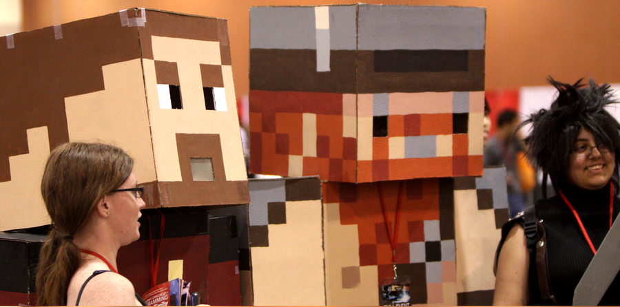 Die digitale in die richtige Welt bringen: Minecraft Cosplayer auf der Phoenix Comicon in Phoenix, Arizona (Gage Skidmore)