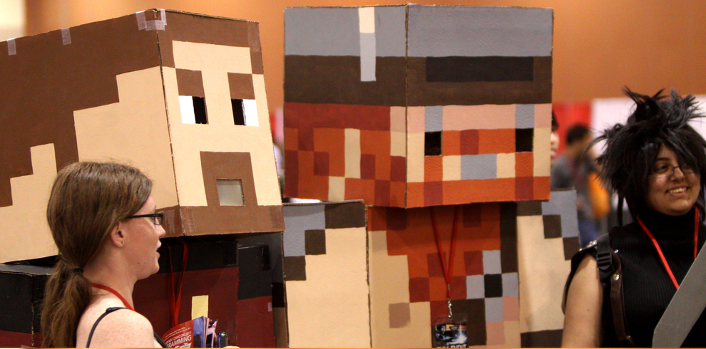 Die digitale in die richtige Welt bringen: Minecraft Cosplayer auf der Phoenix Comicon in Phoenix, Arizona (Bild: Gage Skidmore)