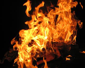 Sein Werbegeld zu verbrennen ist ziemlich einfach: Lschen kann man das Feuer nur mit einem Schlauch, in dem smtliche Lcher geflickt sind (Patrick Correia / wikicommons)