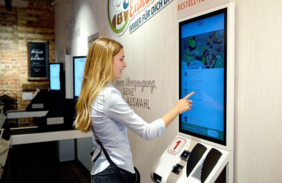 Digitale Services im Concept-Store "Emmas Enkel" von Real. (Real)