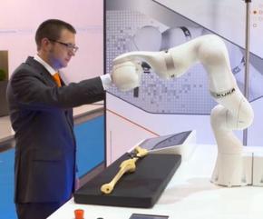 Der Roboter als Helfer des lenkenden Menschen: Lightweight Robot der Firma Kulka (Bild: kuka-labs.com)