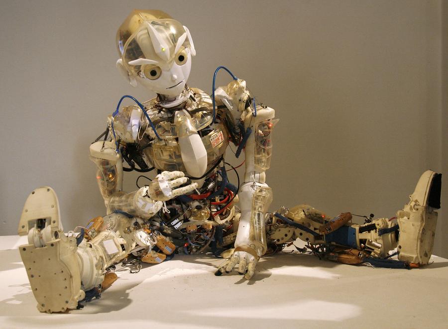 Humanoide Roboter wie 'Kotaro' beherrschen, wenn überhaupt, stets nur eine Fertigkeit. Dieser hier ist wohl auf Niedlichkeit optimiert. (Manfred Werner - Tsui / wikipedia.org)
