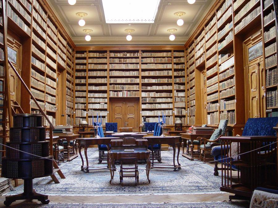 Wird immer mehr zum Museumsstück: Die physische, anfassbare Bibliothek aus totem Baum. (Maros / wiki commons)