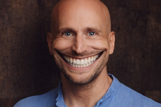 Gut gelaunt ins spannende KI-Jahr: Autor Sebastian Halm in authentischer LinkedIn-Pose (Bild: ChatGPT/Sebastian Halm)