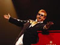  (Bild: eltonjohn.com)