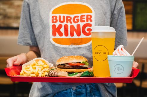 In Burger King Filialen gibt es Pfandbecher von Recup (Bild: Burger King)