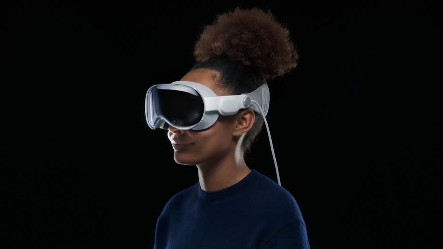 Mit AR bleibt man immer etwas einsam - vielleicht ist die Technik einfach zu immarsiv, um zu begeistern. Im Bild: Die Apple Vision Pro. (Apple)