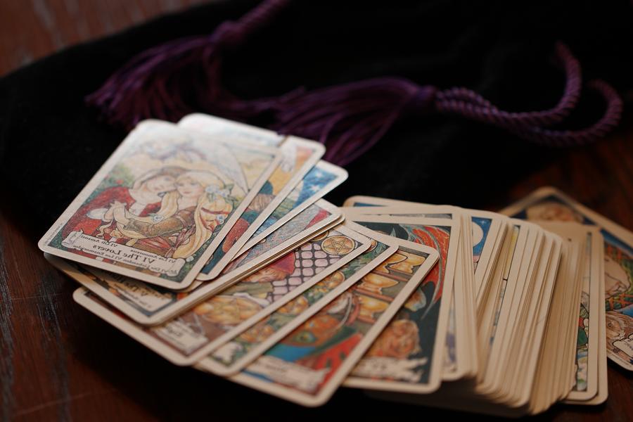 Mit KPIs ist es ein wenig wie mit Tarot-Karten: Geschickt gelegt, lassen sich ganz irre Dinge beweisen. (MiraCosic / pixaby.com)