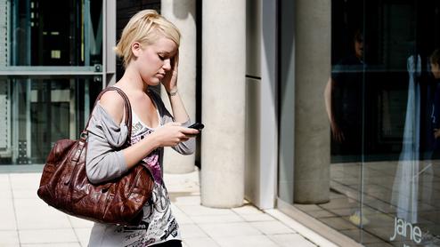 Was sie wohl gerade mobil kauft? Ein Auto? Und in zehn Minuten noch eines? (Die Pointe dieses schlechten Witzes erklren wir mit Freuden im Text unten) (Bild: Andrew Stawarz Flickr CC by-nd)