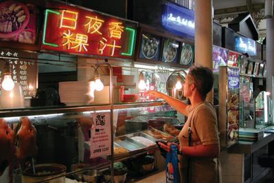76 Prozent der chinesischen Konsumenten kaufen mindestens einmal wchentlich ber das Internet ein. Zum Vergleich: Weltweit sind das nur 26 Prozent. (Bild: k.a.)