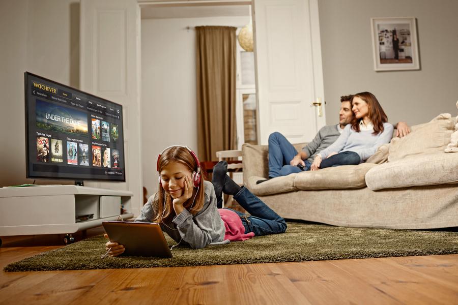 Die Videozukunft ist geräteagnostisch, kommt per Flatrate und bietet diverse aussichtsreiche Marketingschnittstellen: Eine Familie beim Video-on-Demand-Konsum (Watchever)