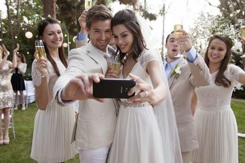 Wie oft ein Datin-App-Flirt zur Hochzeit fhrt, wurde bisher nicht untersucht. Die Vermutung: nicht sehr hufig. (Bild: Samsung)