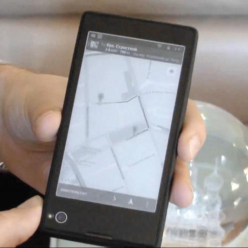 Das YotaPhone hat zwei Screens: Vorne Farb-, hinten EInk-Display (Bild: Yota Devices)