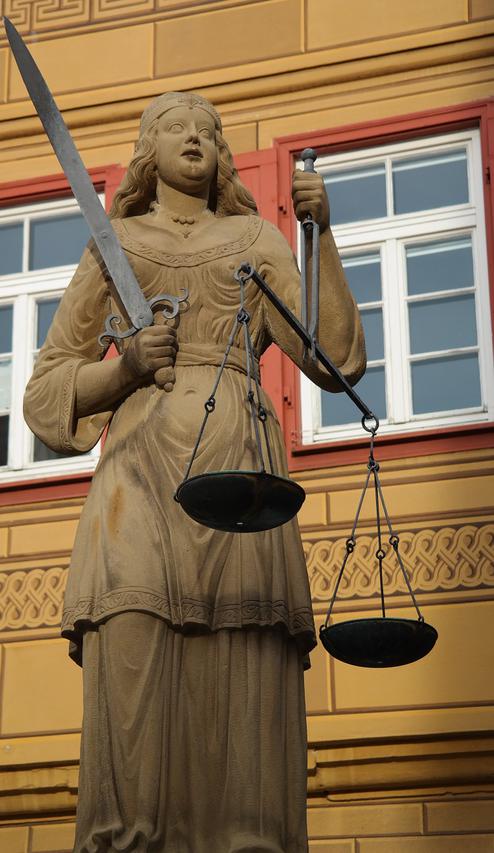 Justizia (ohne Augenbinde) (Bild: Pixabay / Public Domain)