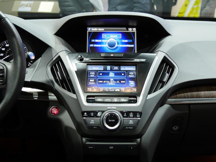 Neue Herstellungsprozesse werden nötig: Mittelkonsole eine Connected Car (Bild: Panasonic)