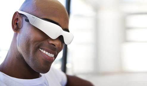 Die 3D-Video-Brille hat Kopfhörer bereits integriert (Bild: www.zeiss.de)