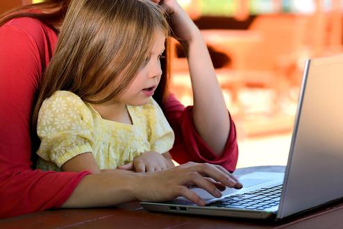 'Oh, Mami, wenn du das so eingibst, brauchst du dich nicht zu wundern, wenn Du am Ende HyperText-Transfer-Protocol-Design-Probleme bekommst!' (Bild: Alphalight1/Pixabay)
