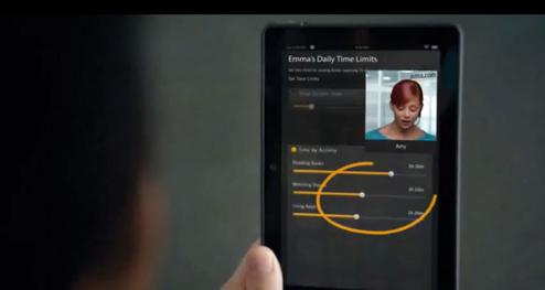 Hilfskraft Amy erhrt einen Kindle-Nutzer im Amazon-Werbespot (Bild: Amazon Youtube)