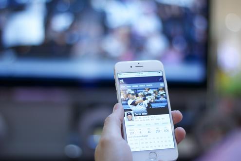 Besser als Fernsehen: Am Handy herumdattlen (Bild: dawnfu/Pixabay) Besser als Fernsehen: Am Handy herumdattlen (Bild: dawnfu/Pixabay)
