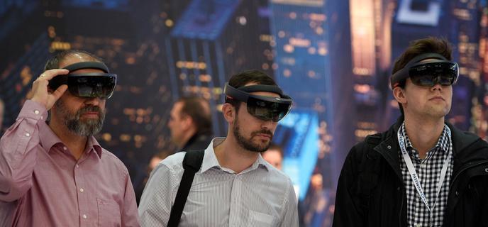 Cebit-Besucher mit Virtual Reality Helmen: Auf der Messe kann man sowas aufsetzen, ohne schrg angeguckt zu werden. (Bild: Deutsche Messe AG)