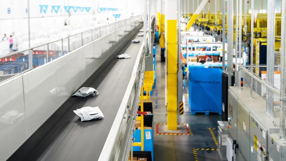 Warenlager wie dieses sollen bei Amazon in Zukunft nahezu vollständig automatisiert werden. So will der Konzern langfristig bis zu 600.000 Jobs einsparen. (Bild: Amazon)