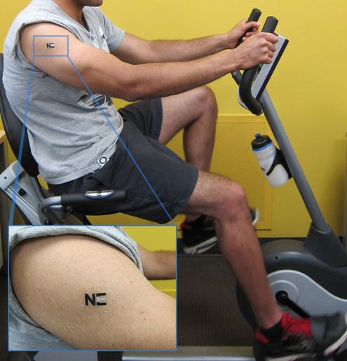 Das Klebetattoo erzeugt aus dem Laktat im Schweiß Strom (Bild: Joe Wang, ACS)