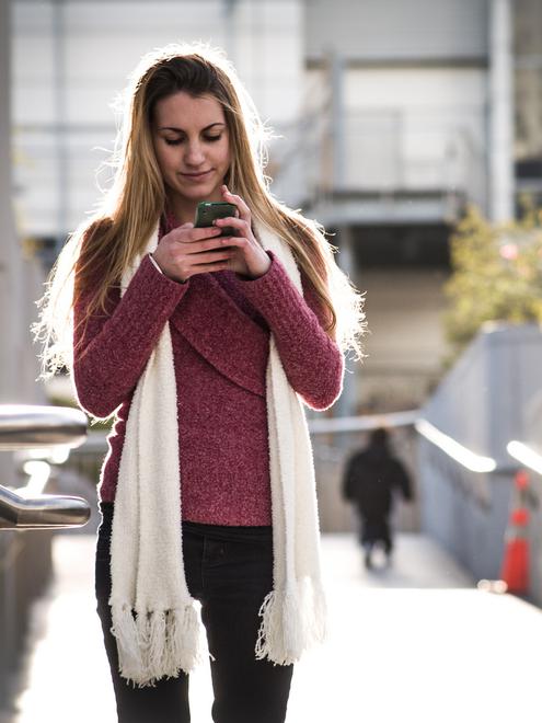 Wahrscheinlich checkt sie gerade private Emails oder besucht gute-frage.net (Bild: Michele Ursino/Flickr)