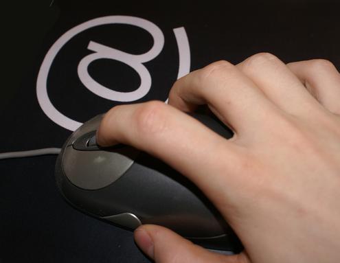 Da bekommt das Wort Maus Doppelsinn: Disney setzt auf eine eigene Internetsuche (Bild: S. Hofschlaeger/pixelio.de) Da bekommt das Wort Maus Doppelsinn: Disney setzt auf eine eigene Internetsuche (Bild: S. Hofschlaeger/pixelio.de)