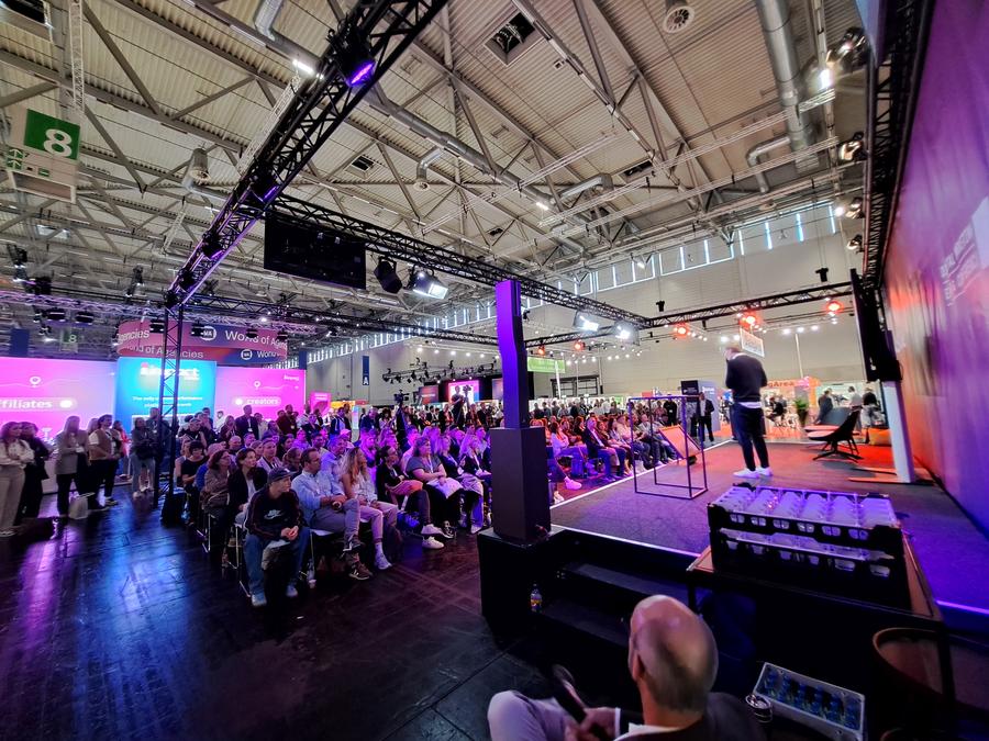 Zahlreiche Zuhörende interessierten sich für die Vorträge auf der DialogStage. Auch sonst waren die Messehallen gut besucht, wenn auch weniger dicht gepackt: Die Stände waren oft kleiner als im Vorjahr. (Bild: DDV)